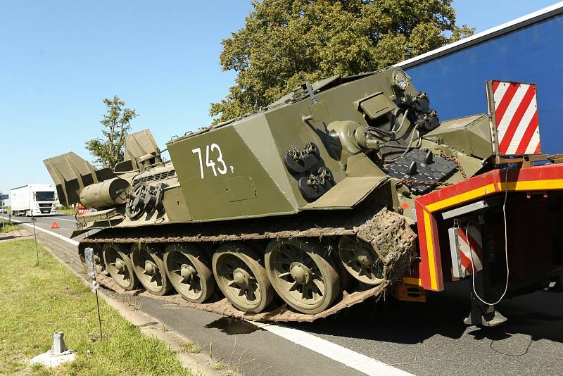 'Tank' sesunutý z návěsu kamionu na silnici I/38 u motorestu Na Písku nedaleko Golčova Jeníkova.