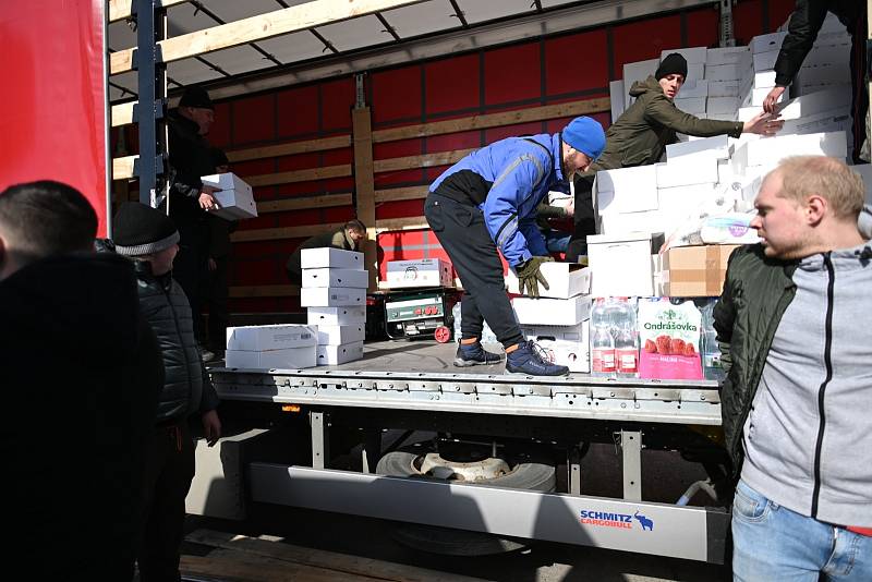 Z předávky humanitární pomoci z Kutné Hory na slovensko-ukrajinské hranici v obci Vyšné Nemecké.