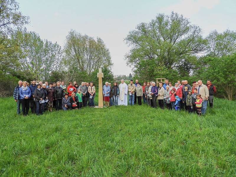 Svěcení kříže na louce v Hlízově.