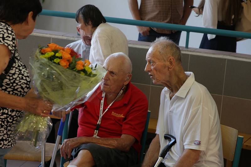 Vernisáž výstavy fotografií Vlastimila Malého na Gymnáziu Jiřího Ortena