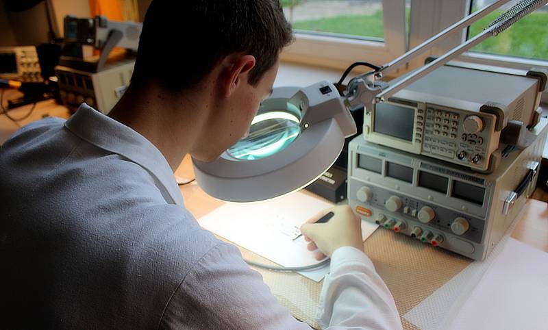 SOŠ a SOU řemesel v Kutné Hoře má novou laboratoř pro výuku mikroelektroniky.