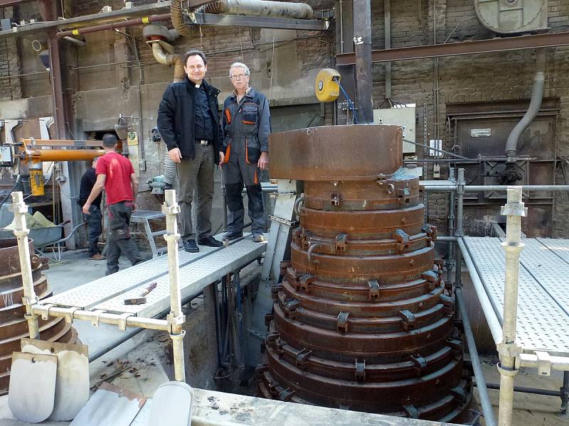 Nový zvon určený pro kostel svatého Jakuba v Kutné Hoře odlili v nizozemském Astenu ve středu 10. května.