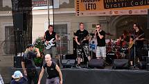 Hudební produkce kapely PKR před promítáním kinematografu bratří Čadíků na Palackého náměstí v Kutné Hoře.