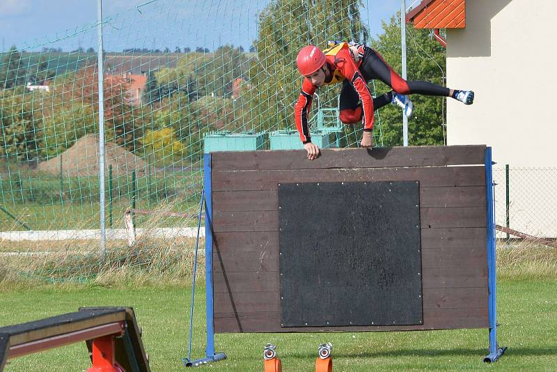 Sobota 28. září patřila v Uhlířských Janovicích mladým hasičům. Běžel se zde závod na šedesát metrů překážek.