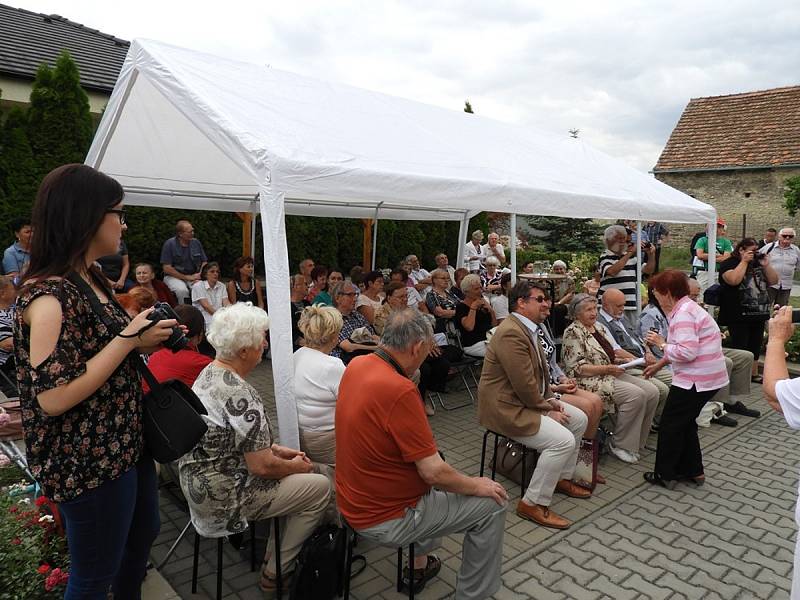 Ze slavnostního odhalení pamětní desky Františka Vladimíra Lorence na budově knihovny ve Vrdech.