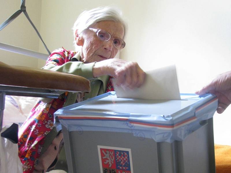 Za nepohyblivými lidmi v Novém Domě - Domě Marta ve Vratislavicích nad Nisou přicházela mobilní volební komise. Na snímku devadesátišestiletá Františka Straková.