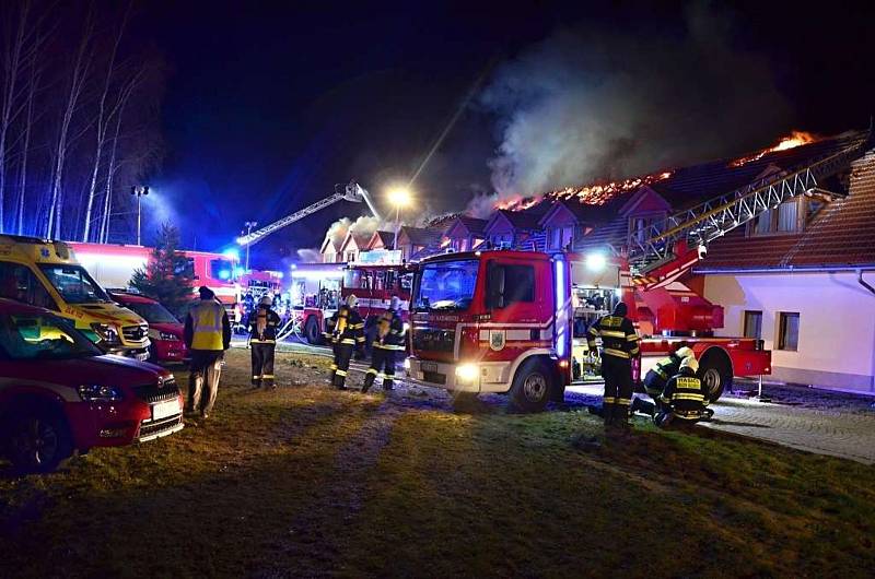 Požár v areálu Jezdecké školy JS Vysoká a Farmy Vysoká nedaleko Chrastavy.
