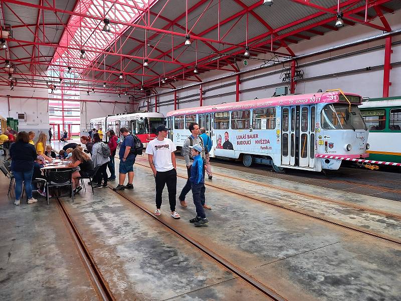 Na otočku do garáží autobusů a vozovny tramvají.