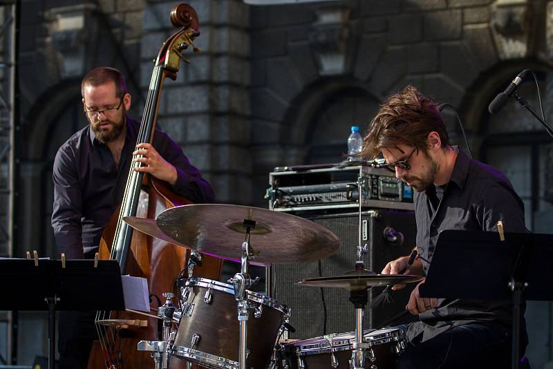 Pablo Held Piano Trio vystoupili se svým koncertem 13. července v rámci hudebního festivalu Bohemia Jazz Fest v Liberci. Na snímku zleva Robert Landfermann a Jonas Burgwinkel.