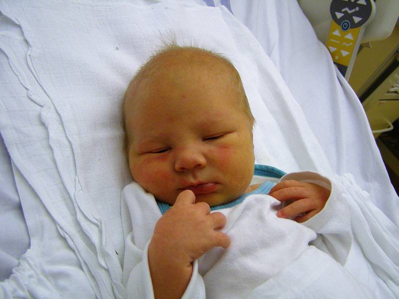 Tomáš Vojtíšek se narodil 24. prosince v liberecké porodnici mamince Ivaně Vojtíškové z Jeřmanic. Vážil 3,4 kg a měřil 51 cm.