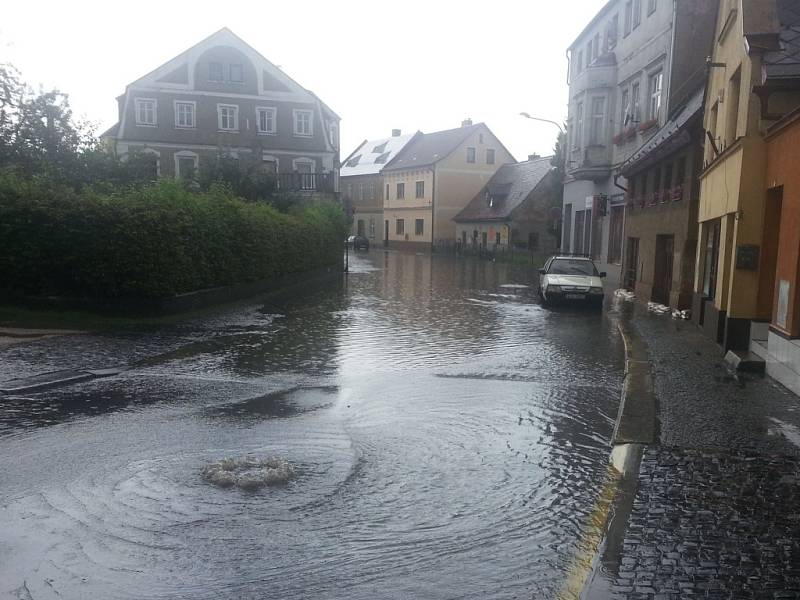 Přívalový déšť zaplavil ve Frýdlantu přízemí a sklepy několika domů.