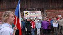 Druhý protestní pochod proti těžbě uranu navštívilo na tři sta rodáků. 