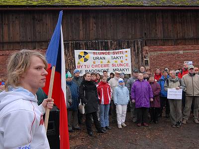 Druhý protestní pochod proti těžbě uranu navštívilo na tři sta rodáků. 