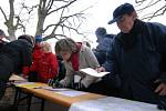 Druhý protestní pochod proti těžbě uranu navštívilo na tři sta rodáků. Lidé také podepisovali dopis pro ministra životního prostředí Martina Bursíka.