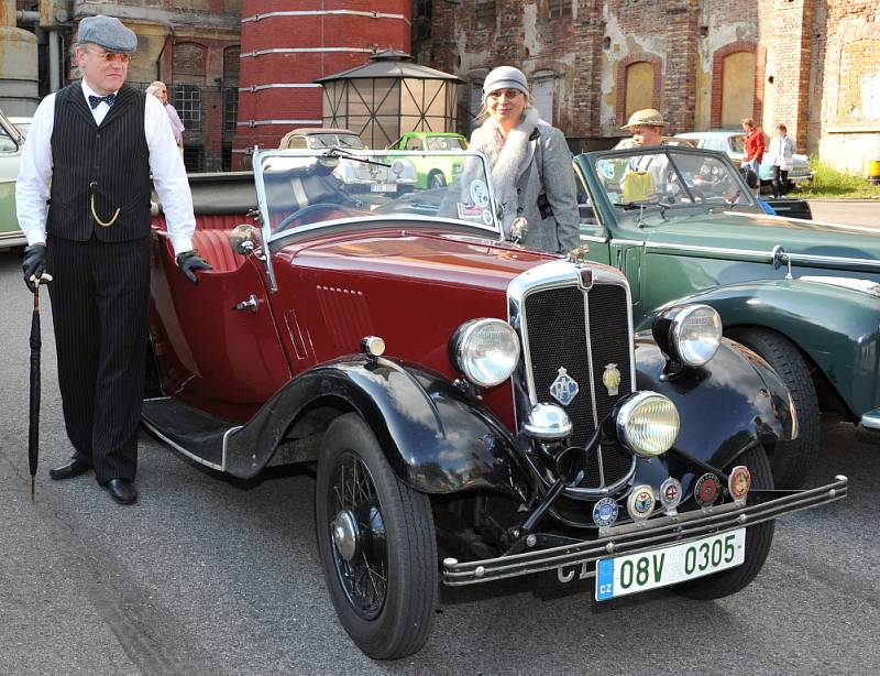 SPORTOVNÍ JÍZDA VLASTY BURIANA má za sebou první ročník. Zúčastnila se ho i liberecká posádka Jaroslav Buriánek a Hana Pešková s vozem britské výroby  Morris 8 tourer z roku 1936.  Zvláštní cenu, repliku auta Vlasty Buriana si do Prahy odvezl Attilio Škvo