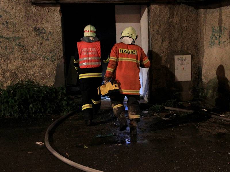 Obyvatele Liberce vyděsil v noci z úterý na středu požár v centru města. V ulici Na Svahu začal okolo půlnoci hořet dům, kam se podle místních obyvatel chodí ukrývat bezdomovci a narkomané.