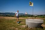 V Libereckém Vesci vzniklo nové fotbalgolfové hřiště. Na snímku z 20. července je Jiří Veverka.