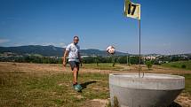 V Libereckém Vesci vzniklo nové fotbalgolfové hřiště. Na snímku z 20. července je Jiří Veverka.