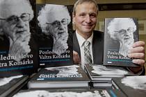 MARTIN KOMÁREK, narozen 13. února 1961 v Praze, je český novinář, poslanec, komentátor, spisovatel a syn bývalého politika a prognostika Valtra Komárka, o kterém vydal v roce 2013 knihu (na obrázku). Od roku 2013 je členem strany Andreje Babiše ANO 2011.