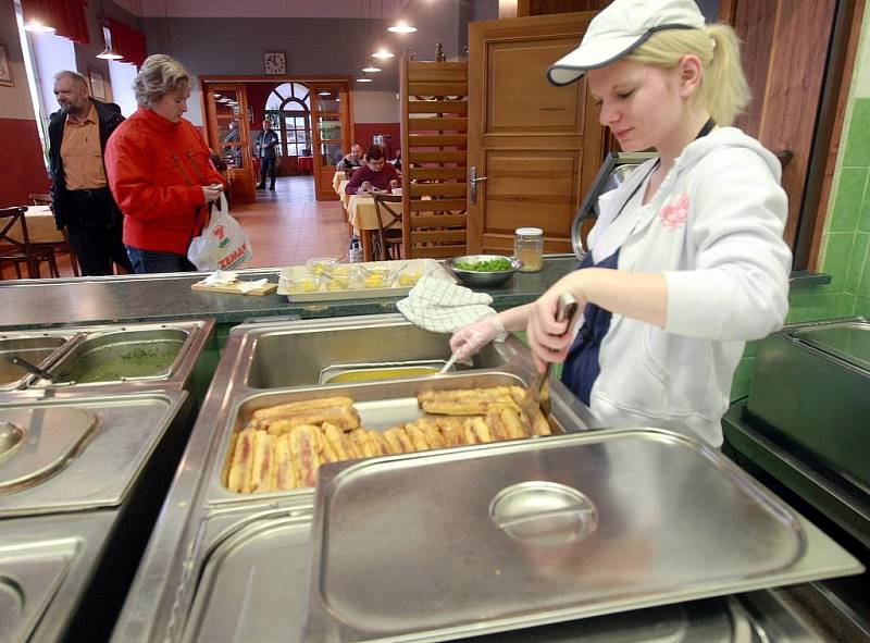 Ve Frýdlantě se můžete vyučit řezníkem, pekařem nebo číšníkem. Také opravářem zemědělských strojů a řadě dalších profesí. Střední škola nabízí ovšem také maturitní studium a pro vzdálenější studenty a učně kompletní zázemí. Ve Frýdlantě i Hejnicích.