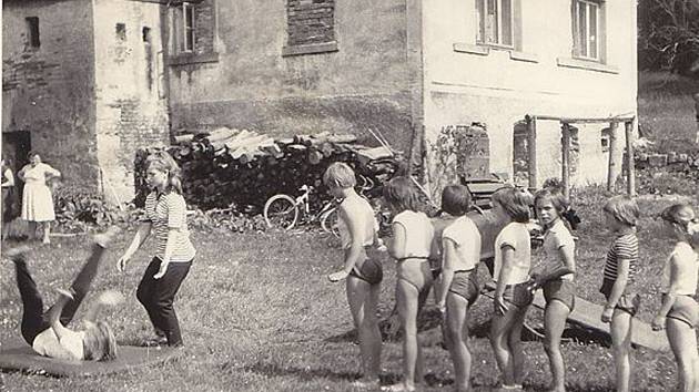 Oldřichov v Hájích. Dětský den v roce 1966.