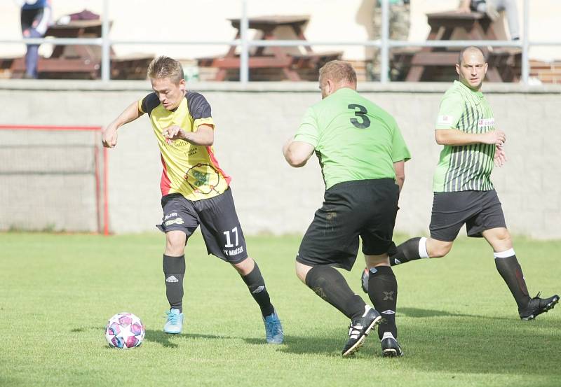 V okresním fotbale se utkali nováčci soutěže Krásná Studánka B a Mníšek. Zápas skončil plichtou 1:1. Domácí hráči jsou v zelených dresech.