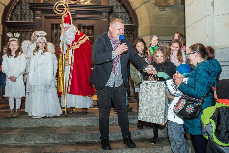 Mikulášská nadílka byla před radnicí opět s Krampus čerty.