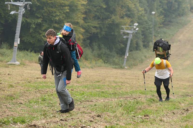 Závodníci vynášeli sudy piva na Ještěd.