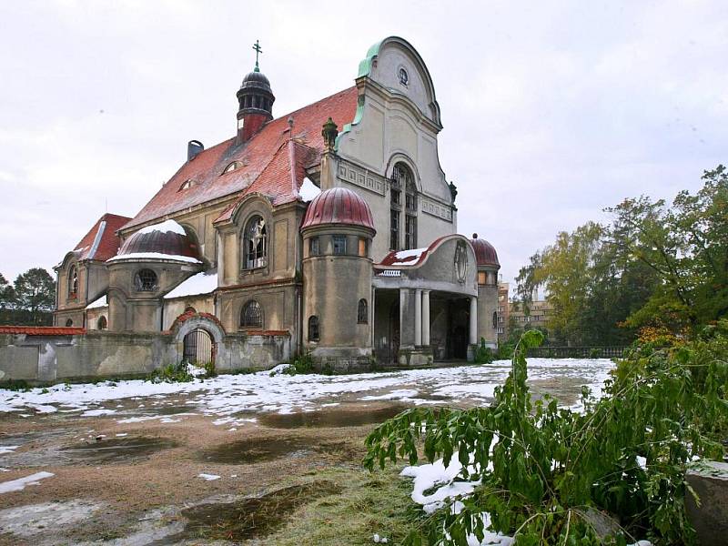 Zchátralý kostel Máří Magdalény.