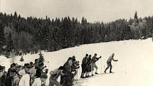 ROK 1969. Start druhého ročníku Jizerské padesátky. Tehdy se ho ještě zúčastnili i horolezci, kteří o rok později zahynuli v Peru. na jejich památku nese závod přídomek Memorial Expedice Peru 70.