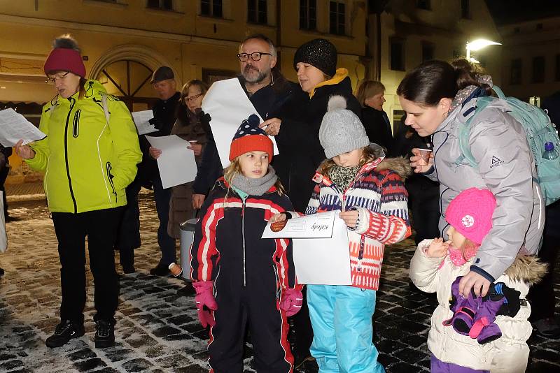 K celorepublikové akci Česko zpívá koledy se ve středu 12. prosince 2018 opět přidal i Frýdlant. Šest známých koled a vánočních písní si u vánočního stromu na náměstí T. G. Masaryka zazpívalo v chladném počasí kolem sedmi desítek lidí.