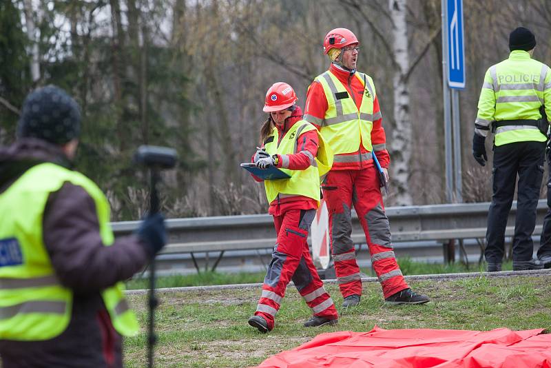 Na silnici č. 13 mezi Chrastavou a Rynolticemi proběhlo taktické cvičení základních složek IZS a vězeňské služby „Věznice 2019“.