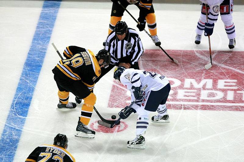 V historickém zápase rozdrtil zámořský celek Boston Bruins hokejisty Liberce 7:1.