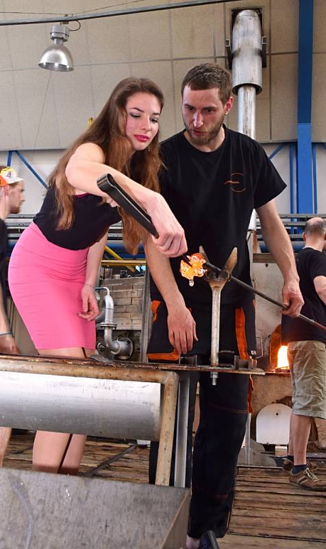 Finalistky si zkoušejí vyrobit misky ve sklářské huti Vyšší odborné školy sklářské v Novém Boru.