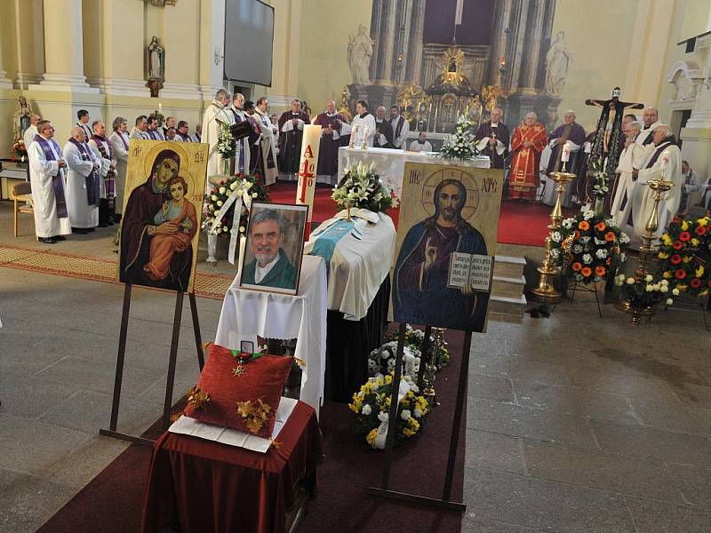 Neznal větu, že něco nejde. Každému vyšel vstříc a jeho problémy řešil tak lehce, jako by hrál na piáno. I taková slova zazněla v pondělí v hejnické bazilice při posledním rozloučení s knězem Milošem Rabanem.