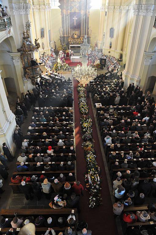 Pohřeb Miloše Rabana naplnil baziliku Navštívení Panny Marie téměř do posledního místa. Desítky lidí poslouchaly obřad z reproduktorů venku před bazilikou.