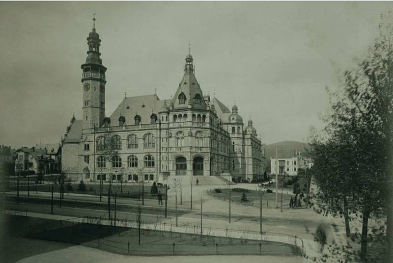 Muzeum a park na archivních snímcích.