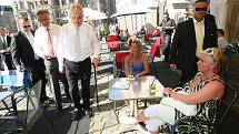 Prezident republiky Miloš Zeman ocenil sklenici piva s místními občany v zahrádce hotelu Radnice na náměstí.