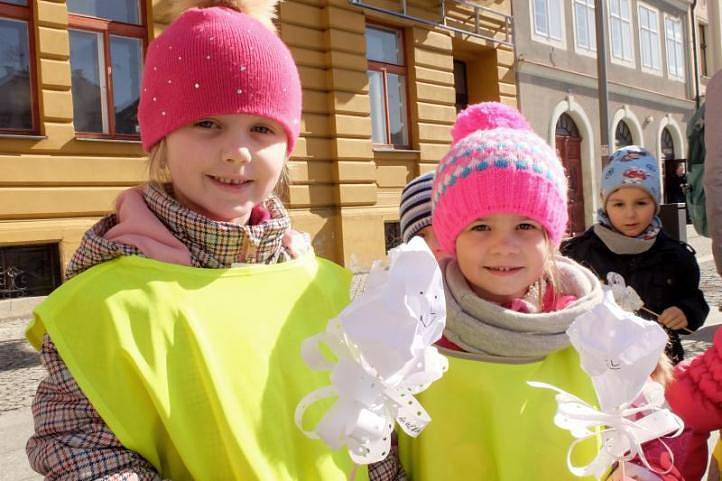 Děti ze všech budov mateřských škol ve Frýdlantu i ze Základní školy speciální z Frýdlantu se v úterý loučily se zimou a vítaly jaro. 