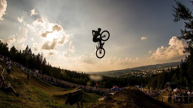 Finále závodu světové série horských kol ve fourcrossu JBC 4X Revelations proběhlo 14. července v bike parku Dobrý Voda v Jablonci nad Nisou. Na snímku je doprovodný závod Revelations Big Air - MTB freestyle.