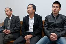 Nuyen Nguyen Trong (na snímku uprostřed) a Trong Nieu Nguyen (na snímku vpravo) nabídli před čtyřmi lety tehdejšímu starostovi Jaroslavu Andrysíkovi peníze za to, aby v jejich prospěch ovlivnil prodej bývalého lékařského domu na hlavním náměstí v Šenově.