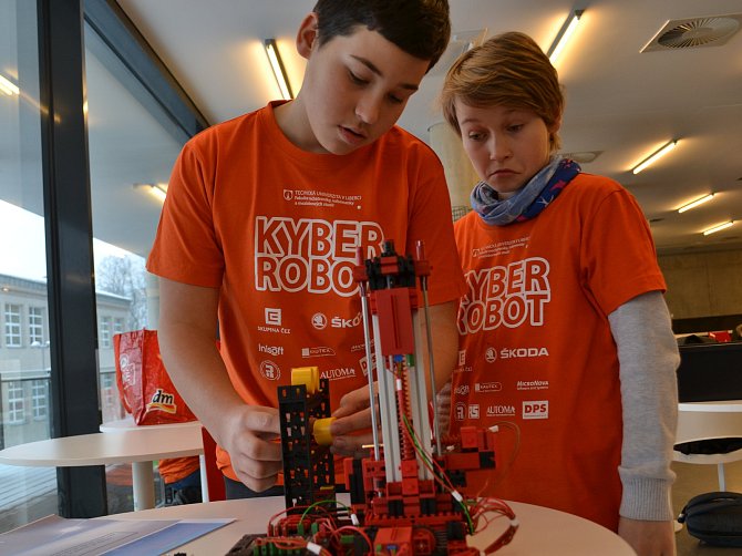 Vítězové kategorie Robot pomocník lidí mladší žáci Martin Danielis – Lukáš Saska z Lomnice nad Popelkou. Soutěž ve stavění robotu na TUL.