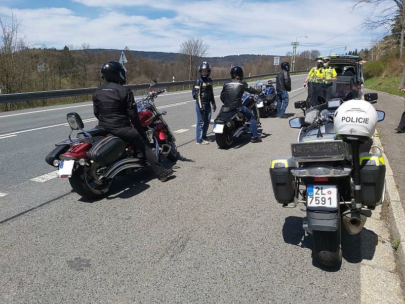 Hezké počasí vylákalo motorkáře v kraji na projížďky. Kontrolovali je policisté