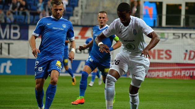 TŘI GÓLY, TŘI BODY. Liberec (v modrém) zvládl zápas v Boleslavi výborně. 