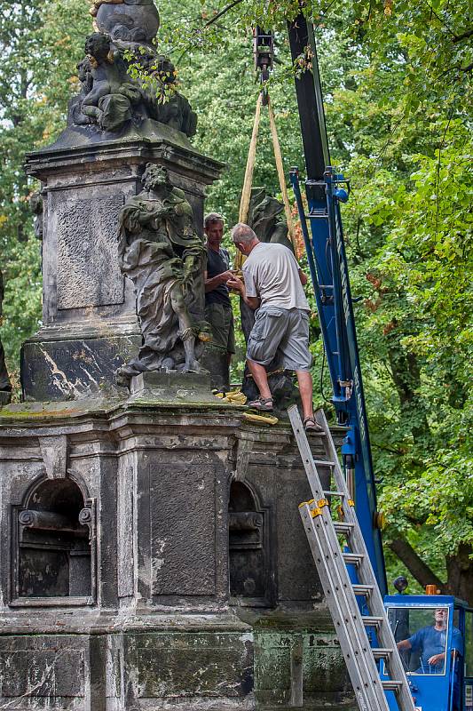 Restaurátorské práce na barokním morovém sloupu Panny Marie z dílny Matyáše Bernarda Brauna z roku 1717, který je umístěný na zahradě Kostela Nalezení sv. Kříže na Malém náměstí, začaly 10. srpna.