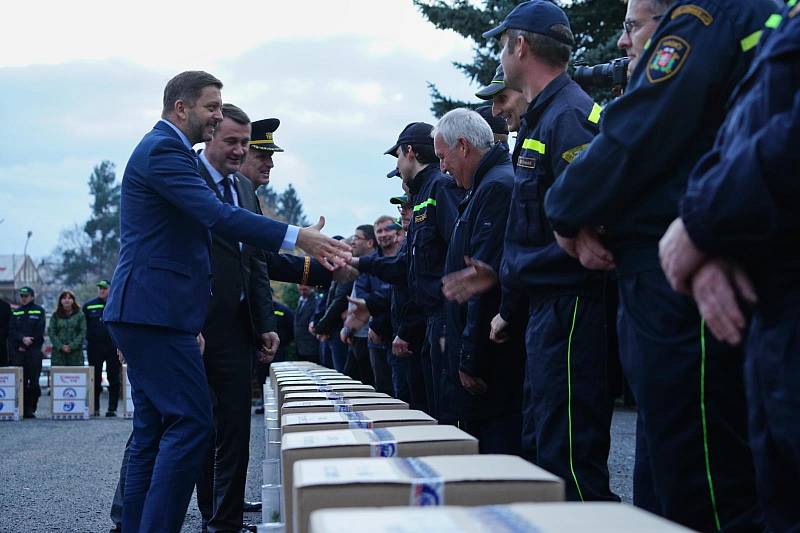 Zástupci Sborů dobrovolných hasičů z Libereckého kraje dostali dary za nasazení při požáru v NP České Švýcarsko.