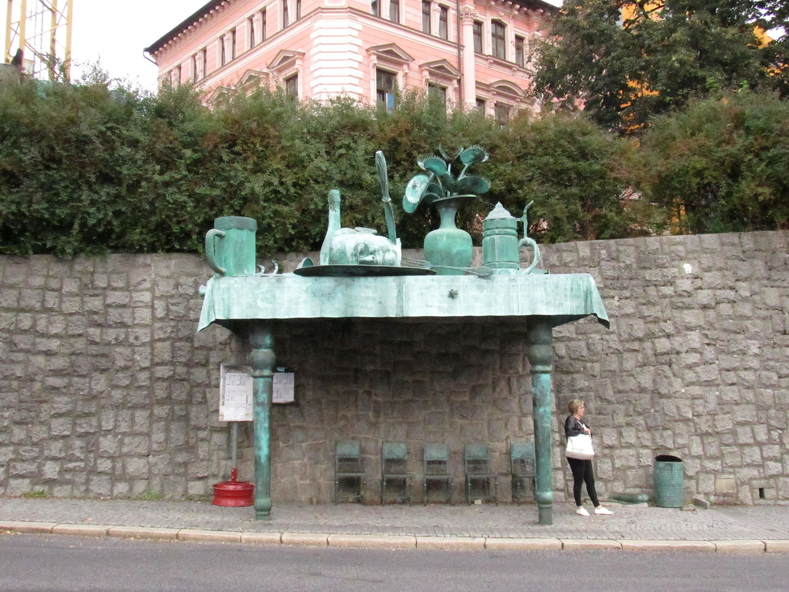 Před radnicí v Liberci je nová socha Davida Černého. Trabant s lidskýma  nohama - Liberecký deník