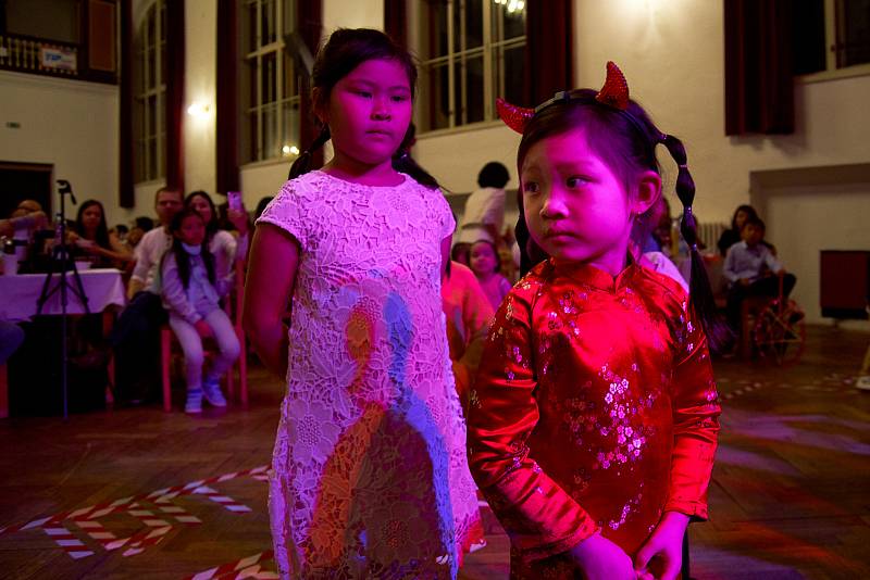 Vietnamská komunita z celého Liberecka si v sobotu večer připomněla dva tisíce let starý svátek Středu podzimu, vietnamsky TrungThu.