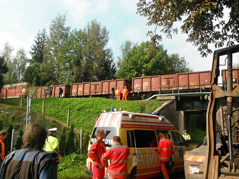 Nehoda nákladního vozu zastavila provoz na železniční trati ze Semil do Železného Brodu v pondělí po deváté hodině ranní. V moment nárazu se na viadukt řítil nákladní vlak. Ten ještě včas stihl zabrzdit a na most vjel malou rychlostí. Nehoda se naštěstí o