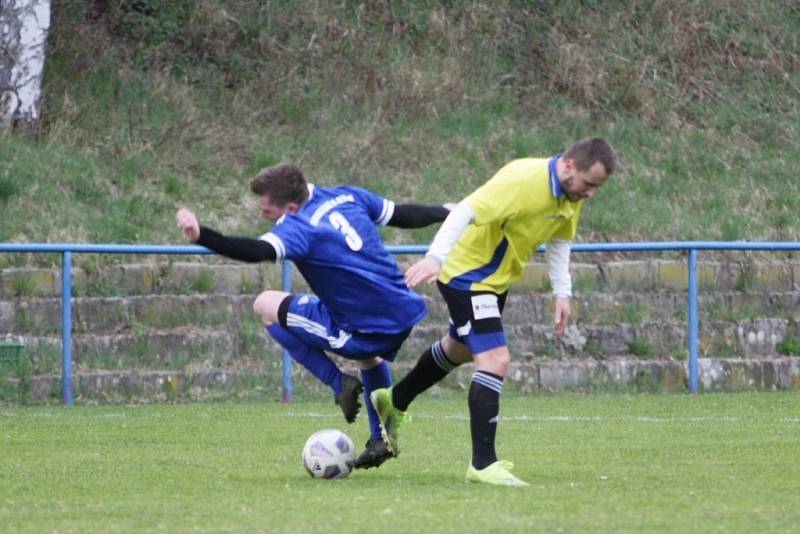 Zatímco fotbalisté Stráže (modré dresy) jsou poslední, Hodkovice drží třetí místo.